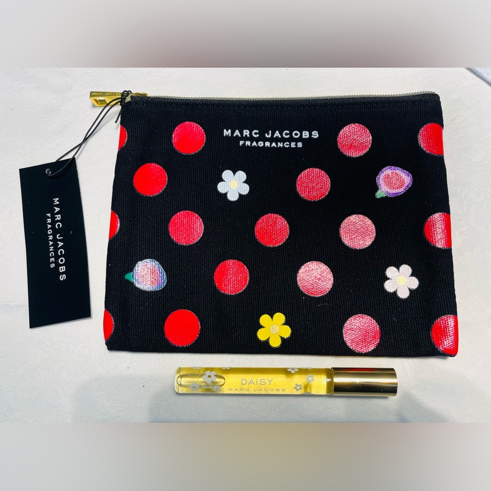 Marc Jacobs Daisy 10 ml Rollerball & black Pouch Red Polka Dots floral pattern
